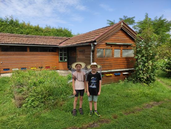 Ferienprogramm: Erlernen von Grundkenntnissen eines Imkers, © Tourist Info Chieming Ferienprogramm: Erlernen von Grundkenntnissen eines Imkers, © Tourist Info Chieming