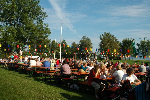 Lichterfest mit Nachtflohmarkt im Chiemseebad Seebruck Lichterfest mit Nachtflohmarkt im Chiemseebad Seebruck