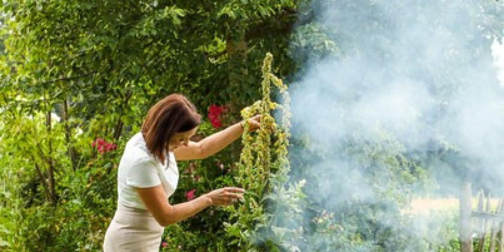 Räuchern mit Kräutern Andrea Illguth, © Andrea Illguth Räuchern mit Kräutern Andrea Illguth, © Andrea Illguth