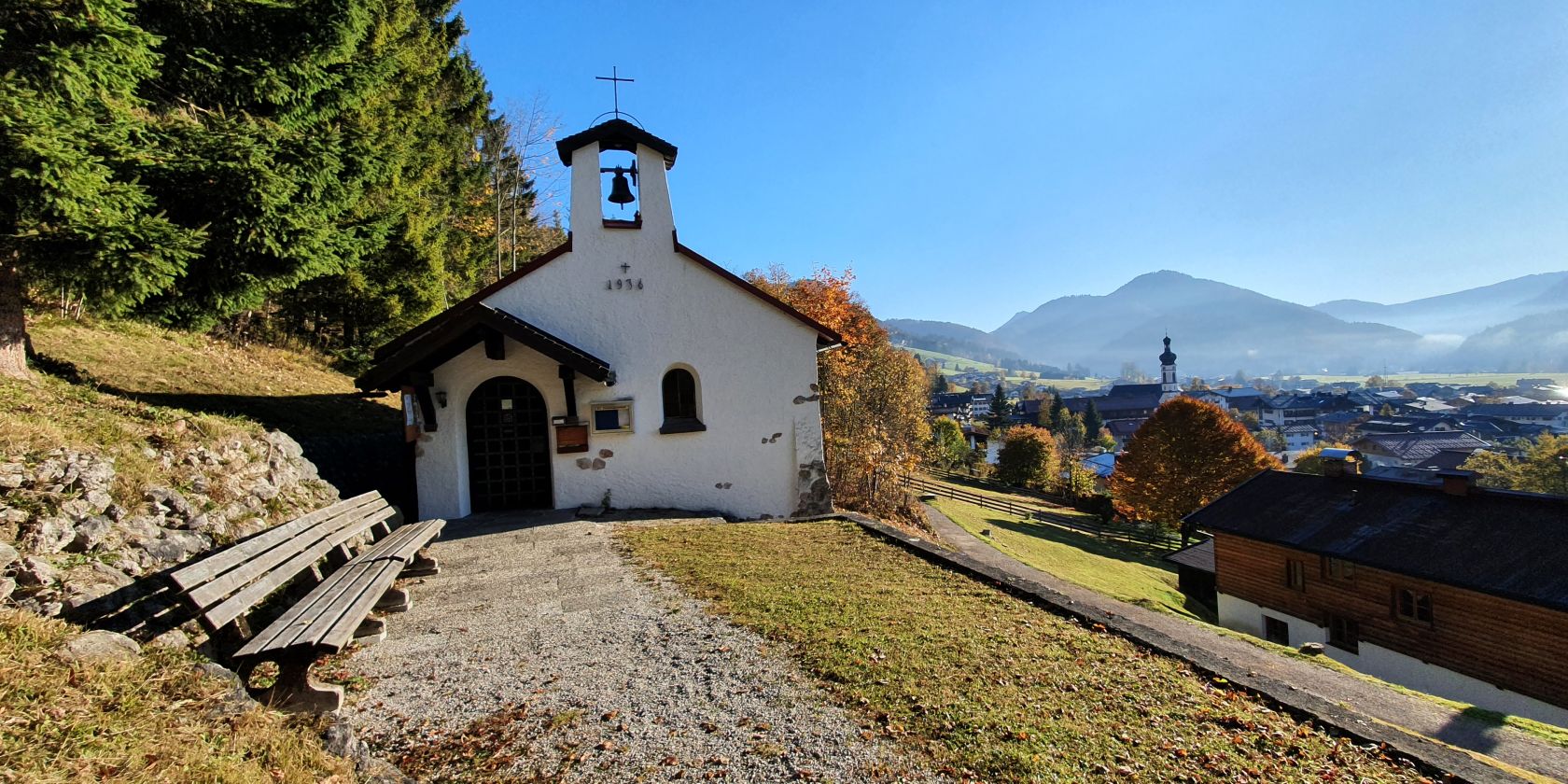 Evang. Bergkirchlein mit Dorf im Hintergrund - Herbststimmung, © Plafinger