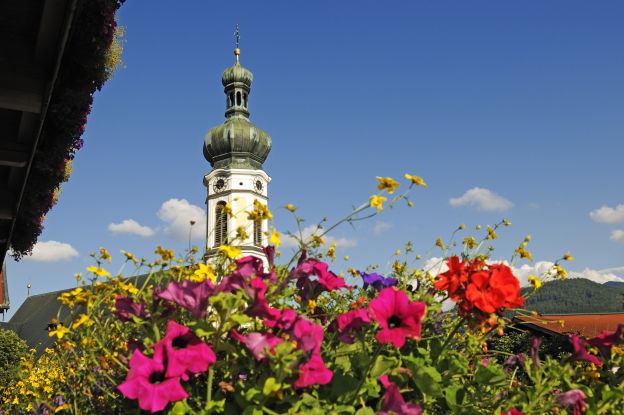 Kirche mit Blumen in Reit im Winkl, © Eisele Hein