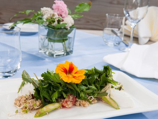 Dinner in Weiß, © Tourist-Info Waginger See
