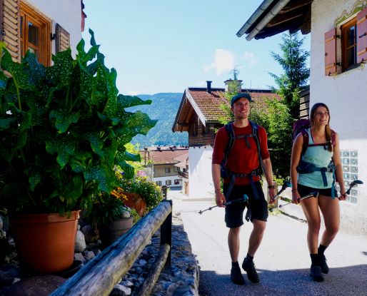 2 Wanderer unterwegs im Ortsbereich, © Hannes Heigenhauser - Mountinspire-Photographie