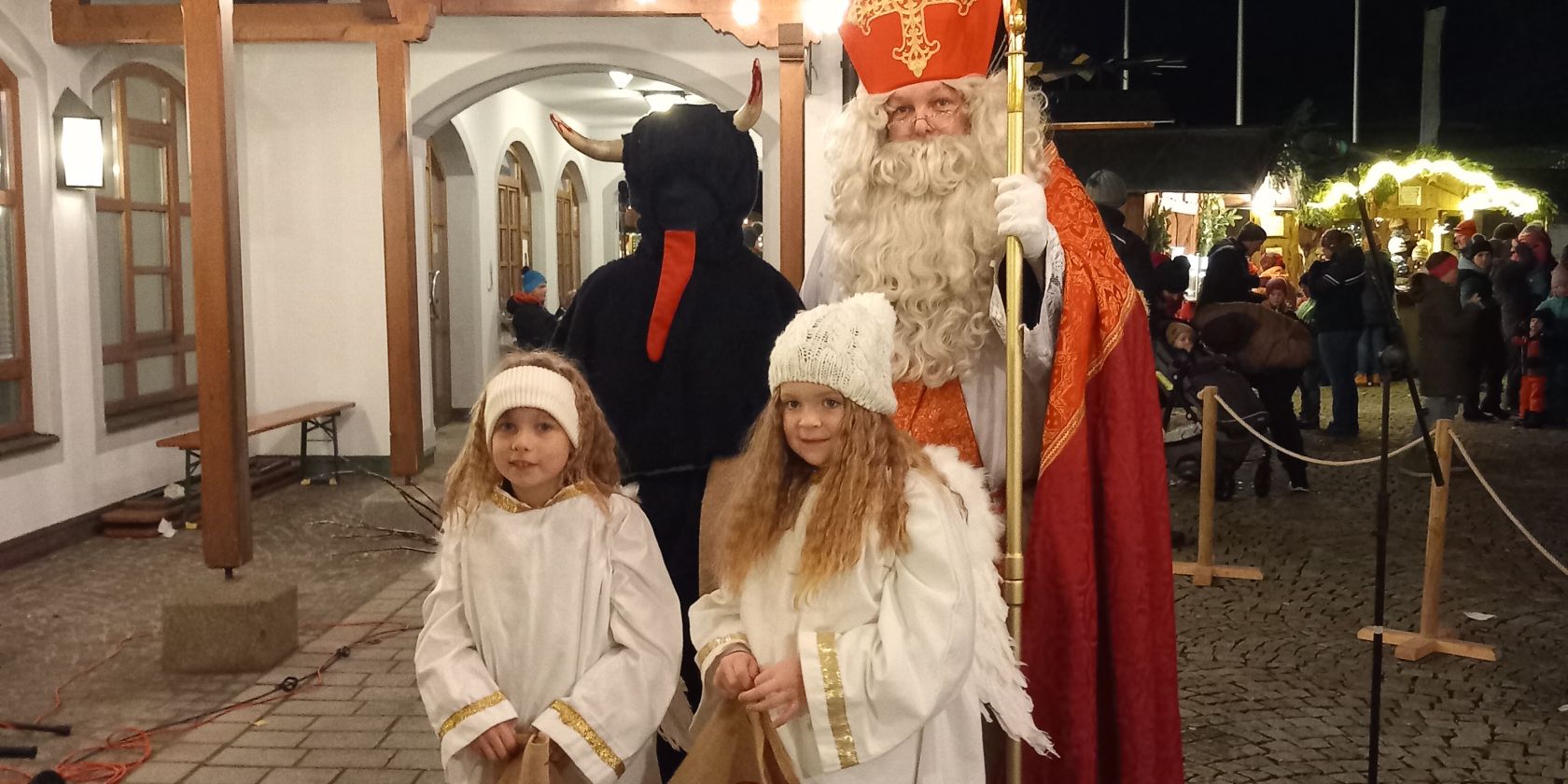 Nikolaus mit Engerl und Kramperl, © Tourist-Info Siegsdorf