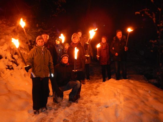 Personen bei der Fackelwanderung mit Walter Wolfenstetter, © Walter Wolfenstetter