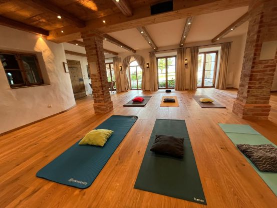 Yoga beim Esterer Hof drinnen, © Michael Gschwendtner