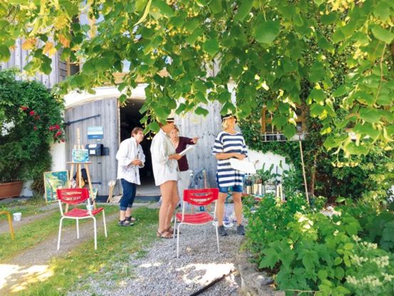 Malen im Garten, &copy; Grafikatelier Christa Tauser