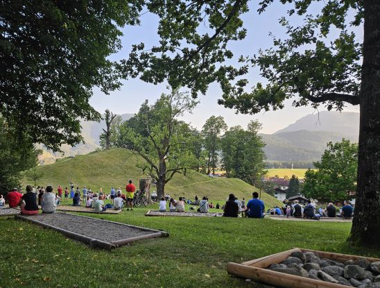 Gäste beim Spiel der Alphornbläser, © Tourist Information - Plafinger