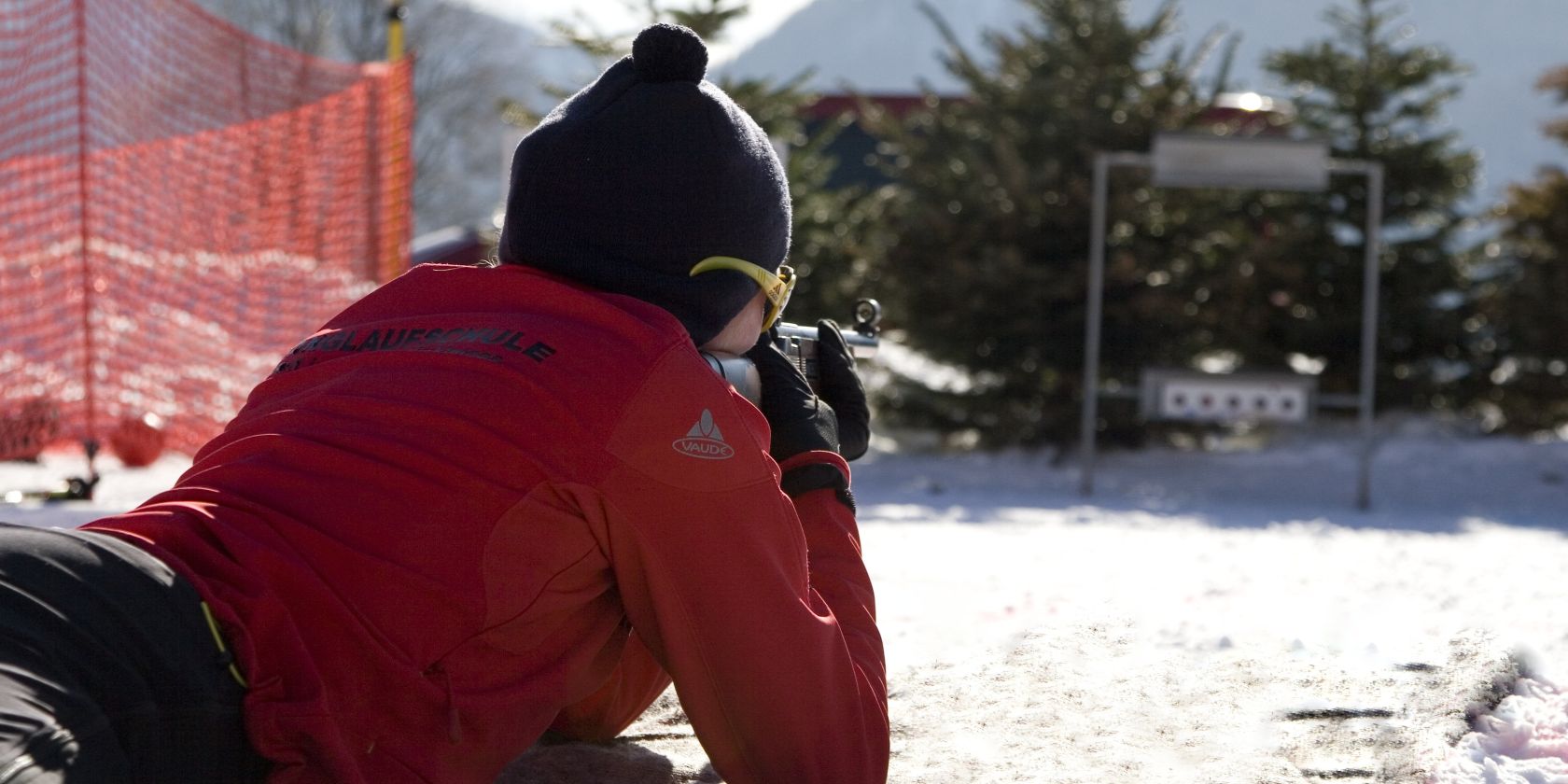 Person beim Biathlon schießen, © Skischule Reit im Winkl