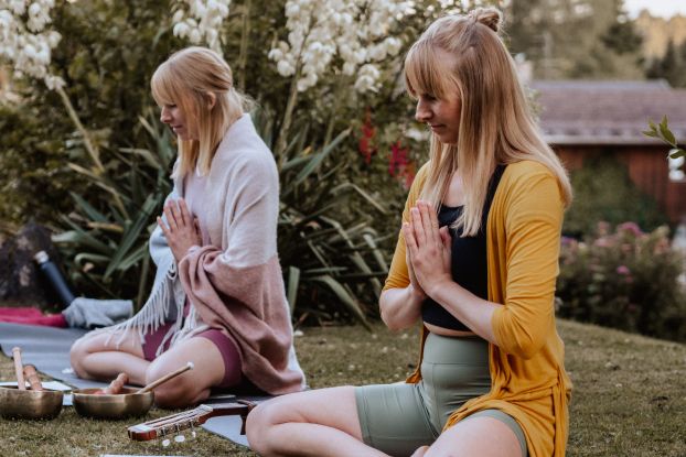 Moon Yoga mit den Twins, © Yoga mit den Twins