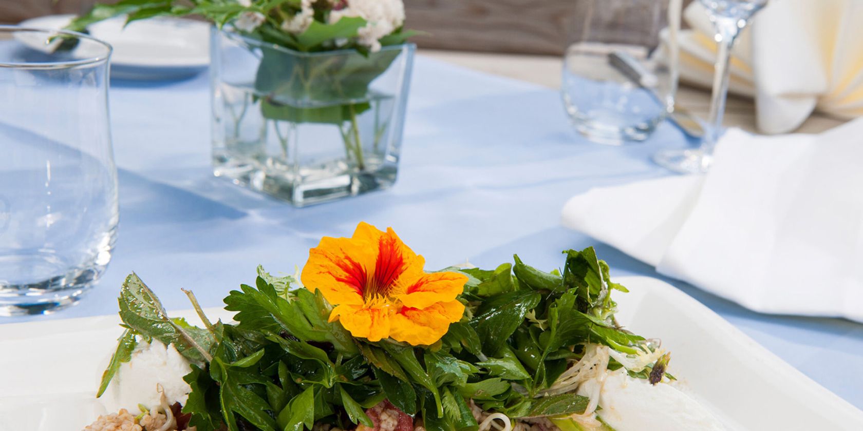 Dinner in Weiß, © Tourist-Info Waginger See