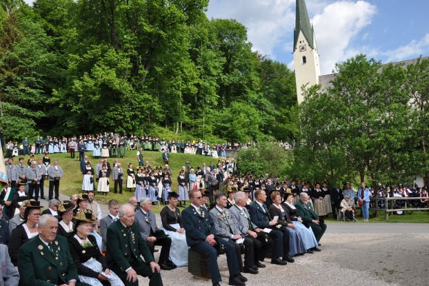 Gautrachtenwallfahrt nach Raiten