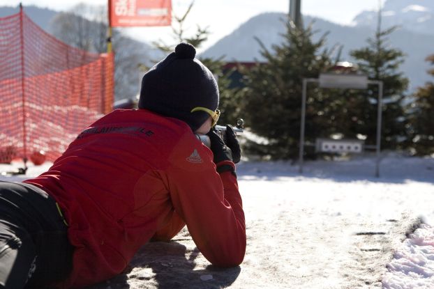 Person beim Biathlon schießen, © Skischule Reit im Winkl