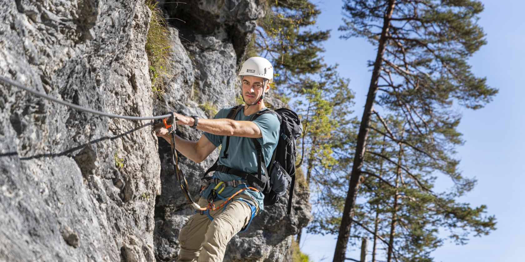 1 Person klettert am Klettersteig Hausbachfall, © Miriam Mayer