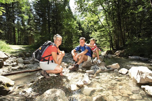 Familie am Wasser, © Inzeller Touristik GmbH