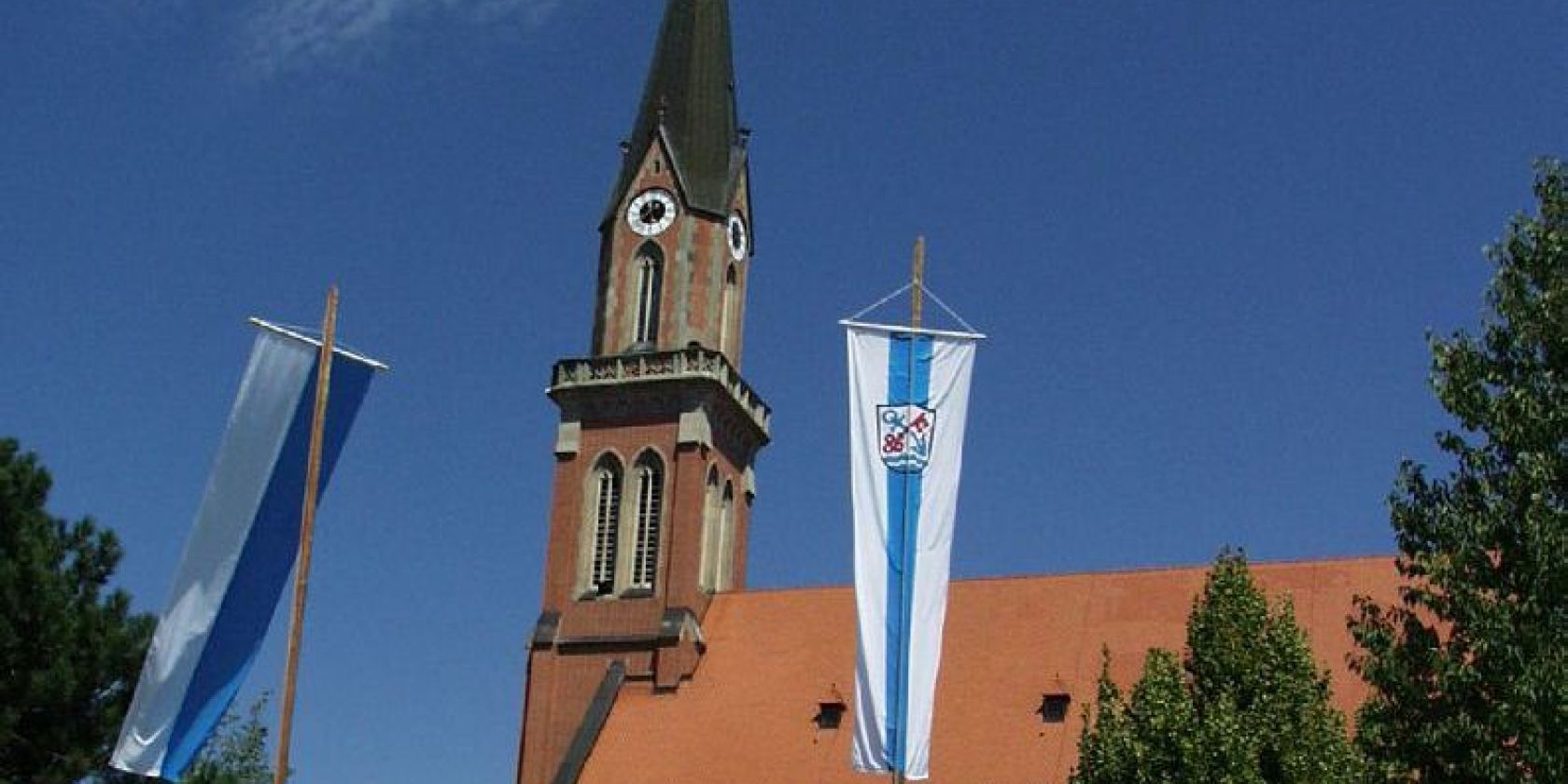 1kirchemitfahnen_1