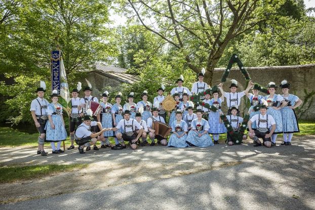 Maibaumaufstellen am Chiemseer Wirtshaus