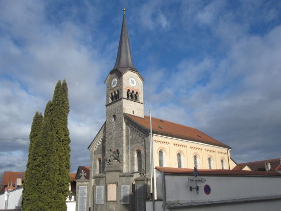 St. Maximilian bestes Bild mit  Kriegerdenkmal &copy;Susanne Pfliegl