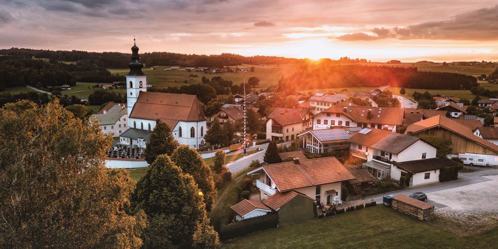 Blick auf Otting mit Kirche St. Stephanus, © Tourist-Info Waginger See