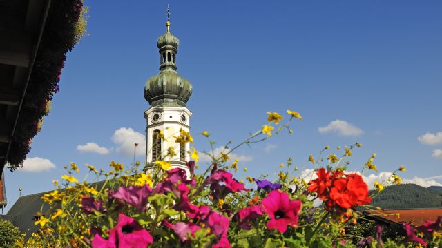 Kirche St. Pankratius mit Blumen, © Eisele Hein