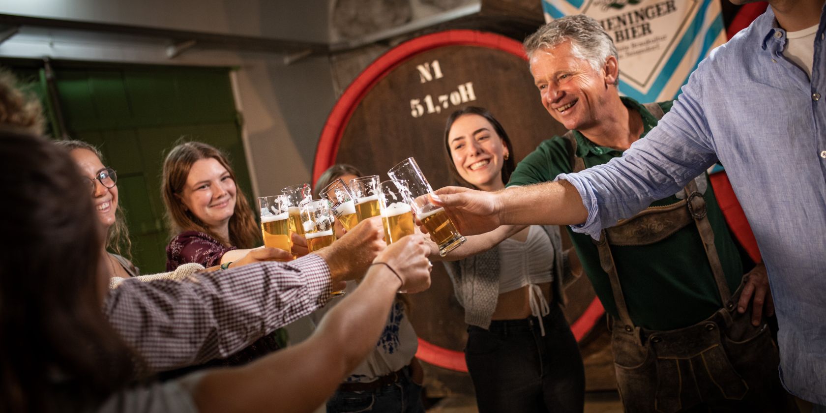 Brauerei-Erlebnis-Wieninger-Anstoßen, © Privatbrauerei M.C. Wieninger